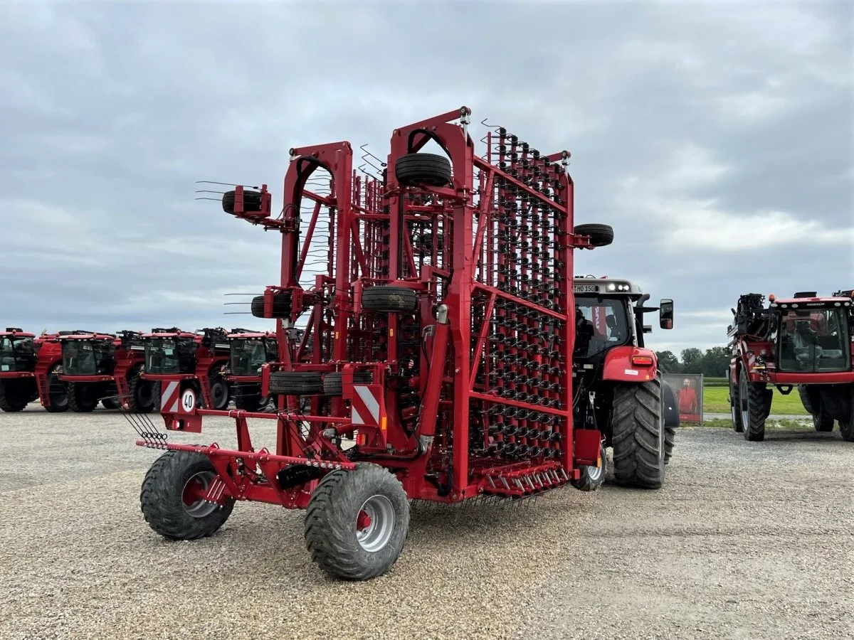 Trods den store arbejdsbredde er Horsch Cura 18 ST kompakt under transport, og den kræver kun 160 hestekræfter at trække. Foto: Kasper Stougård 