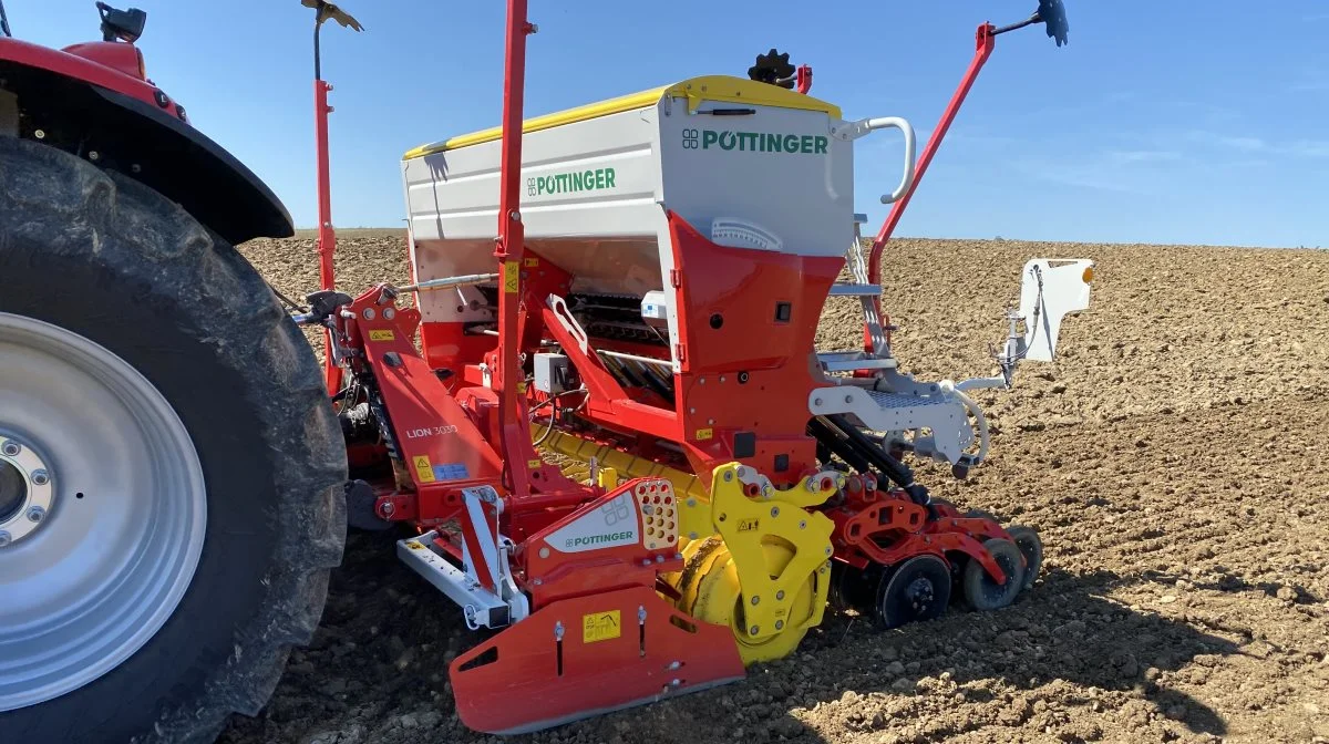 Sidepladerne på Lion-rotorharverne er indenfor transportbredden, uden at sidepladerne skal løftes op ved vejtransport. Afjævnerplanken bag rotorharvetænderne er standard, hvor planken følger automatisk via parallelogram dybderegulering via pakkervalsen.