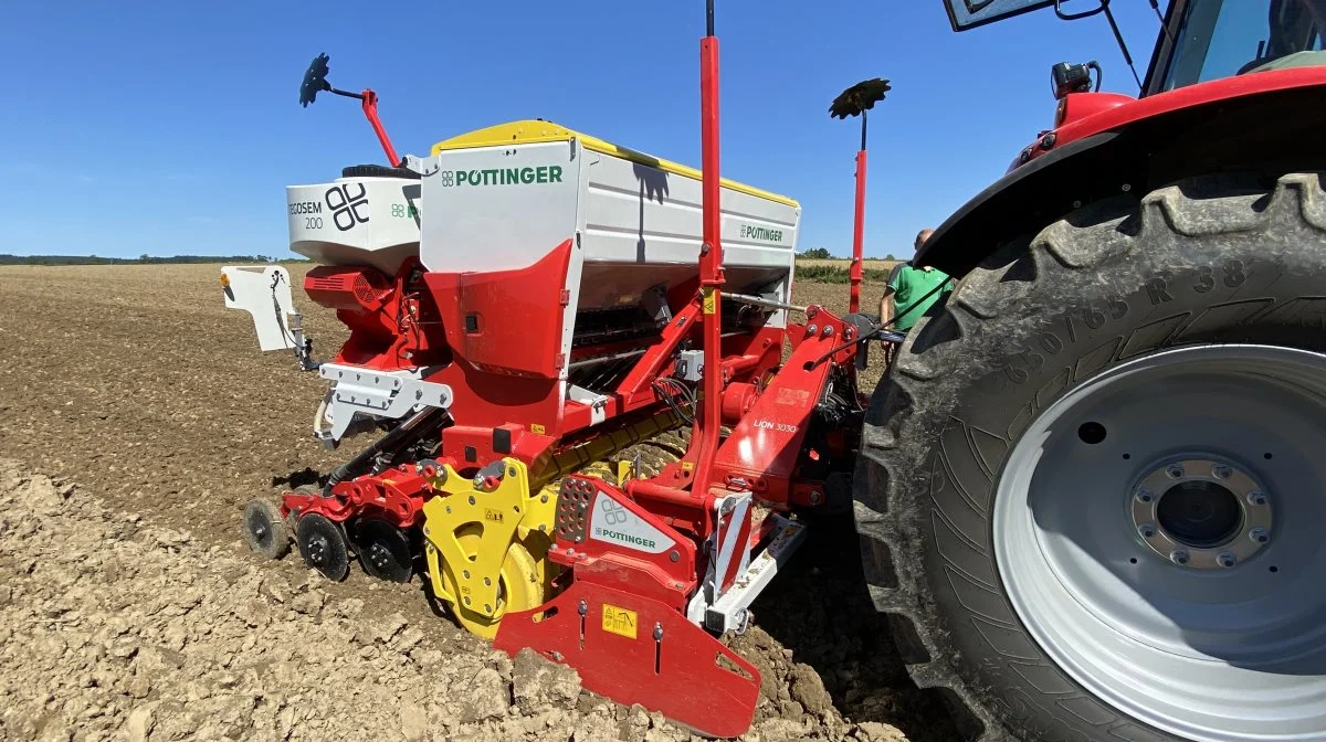 Pöttinger har videreudviklet på deres i forvejen kendte Lion/Vitasem-rotorharvekombination, blandt andet kan de nye Lion-rotorharver og Vitasem-såmaskiner nu leveres i arbejdsbredder fra 2,5 til fire meter. De nye Vitasem-såmaskiner fås både som liftophængte, hvor de kan benyttes uden en harve forrest eller som monteret ovenpå pakkervalsen på en harve. Fotos: Per Jørgensen