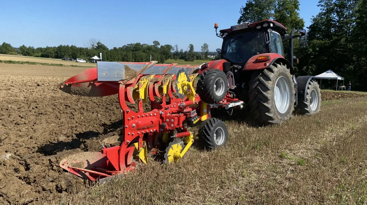 Den nye Pöttinger Servo 3000-plovserie indeholder modeller fra tre til fem furer, der tilbydes i Servo 3000 standard, Servo 3000 N med Nova hydraulisk stenbeskyttelse og Servo 3000 P med Plus furebreddejustering. Foto: Per Jørgensen