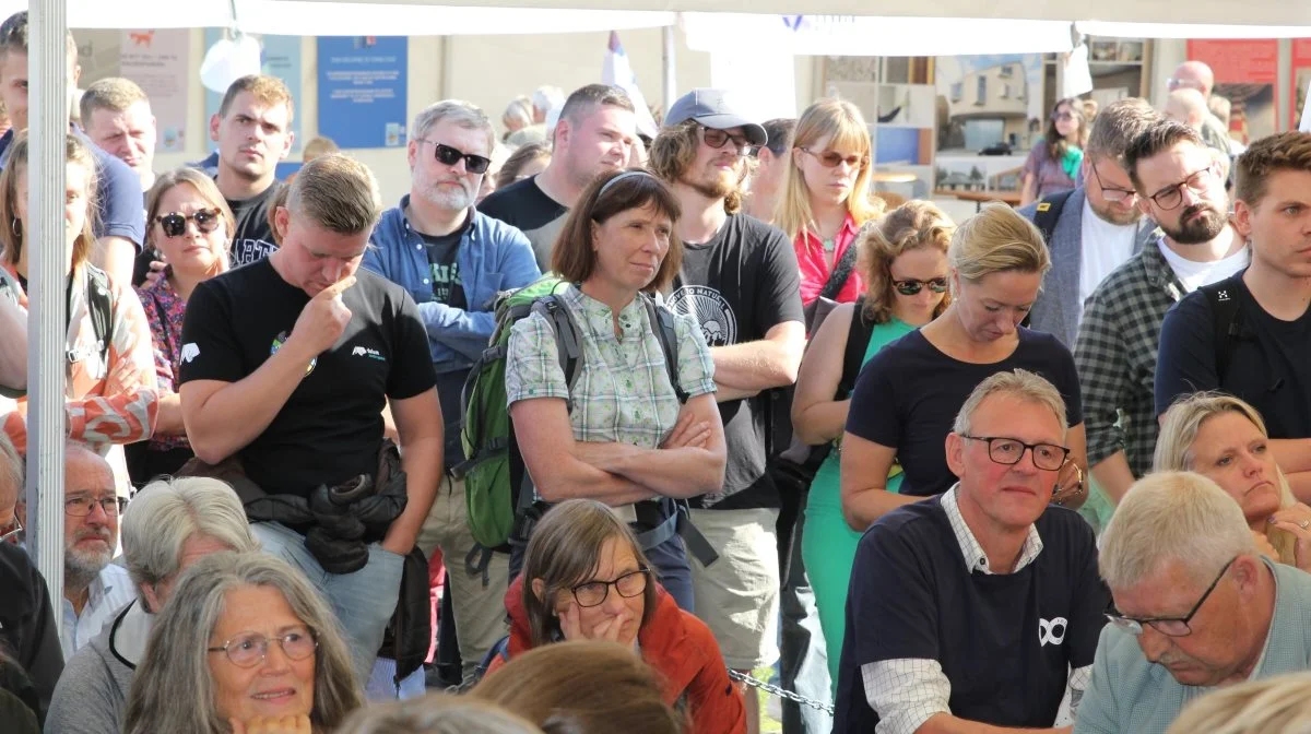 Folk sad tæt, og mange måtte stå op uden for teltet, da der fredag til Klimafolkemødet i Middelfart var debat under titlen »Dyrker vi mulighederne?« med formand for Centrovice Torben Povlsen og Alternativets politiske leder, Franciska Rosenkilde.