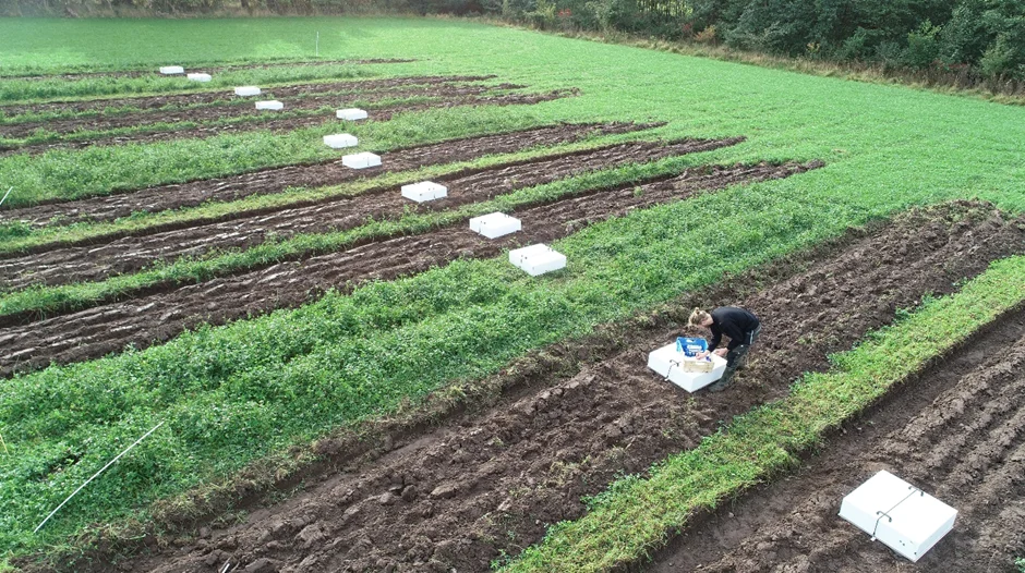 Forsøg med lattergasmåling fra danske marker viser, at emissionerne ved anvendelse af handelsgødning er lavere end ved anvendelse af husdyrgødning. Det står i modsætning til internationale normer. Foto: Teknologisk Institut