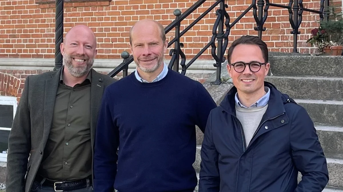 Axel Castenschiold (midt) fra Pandebjerg Gods var den første til at indgå aftale med Energigårdene. Han flankeres her af stifterne af Energigårdene, Christian Fischer (tv) og Simon Aggesen (th). Pressefoto

