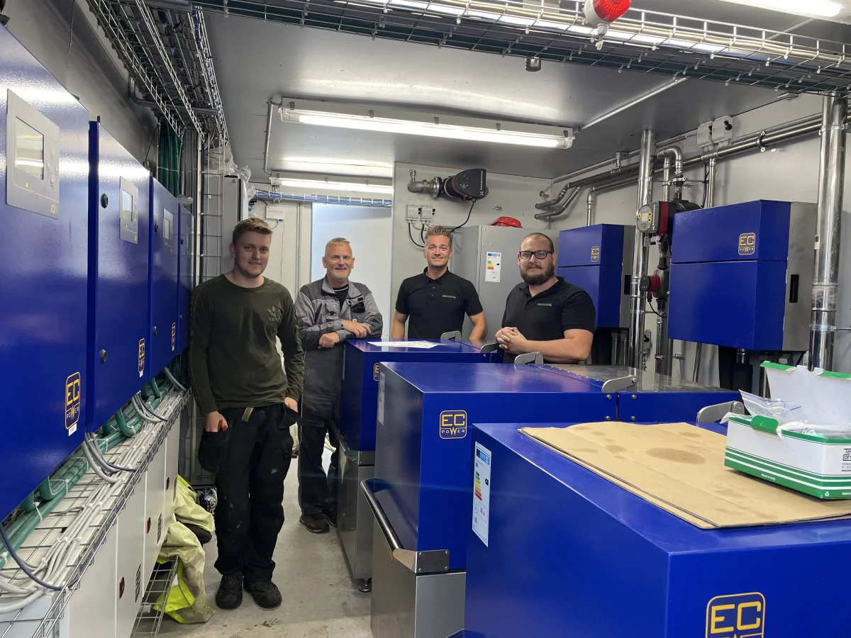 Teknikrummet inden i anlægget hos landmand Morten Toreli under det første serviceeftersyn. Fra venstre: Morten Toreli, faren Martin Toreli, Head of production Mikkel Olsen og Project Manager ved Greenfarm Rani Danielsen.
