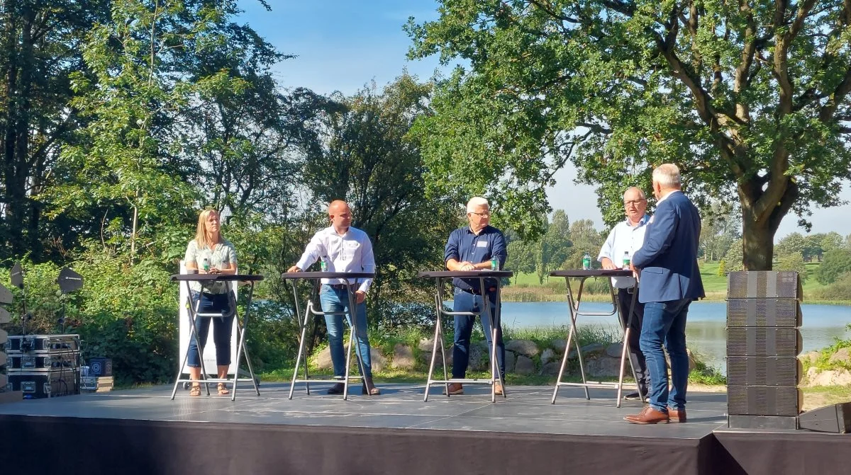 Paneldebat på Friluftsscenen i Jels. Fra venstre: Stephanie Lose, Henrik Jessen, Frank Schmidt-Hansen og Ole Wehlast. 