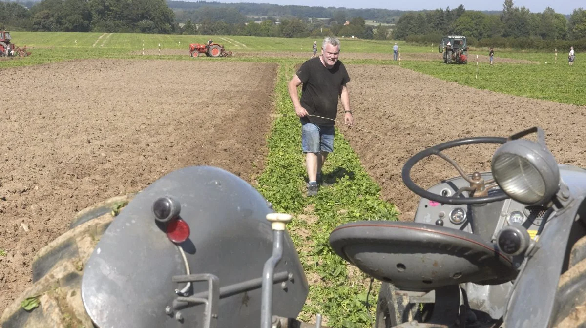 For tiende år i træk var Alf Banke draget fra Grenå til Fyn for at deltage i veterantraktorklubbens pløjemesterskab. I år med ekstra stor succes med den grå Fergusons vægtoverføring i den vanskelige pløjejord. Med 69,90 point blev den tidligere nordfynbo suveræn vinder. Fotos: Erik Hansen