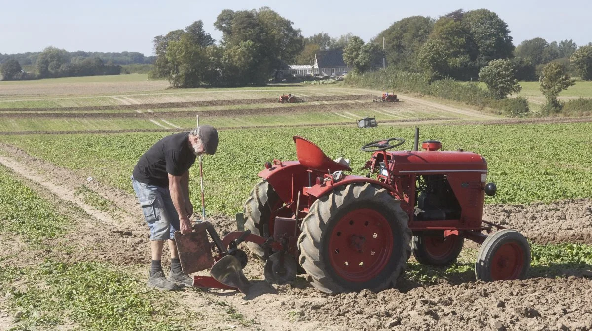 Alternativ vægtoverføring i den hårde jord. Aksel Østerlund måtte af ved hver vending, fordi hans danskbyggede Acam traktor fra 1955 ikke kunne løfte den ekstra vægtklods på den en-furede Fraugde plov. 