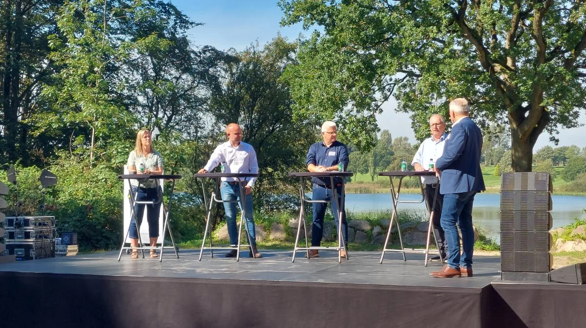 Paneldebat på Friluftsscenen i Jels. Fra Venstre: Stephanie Lose, Henrik Jessen, Frank Schmidt-Hansen og Ole Wehlast. Foto: John Ankersen
