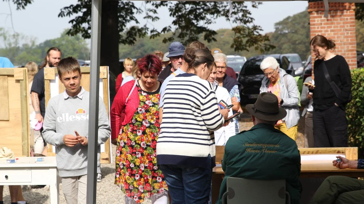 Selv klokken 12 - to timer efter åbning - var der en mindre kø ved indgangen af interesserede gæster.
