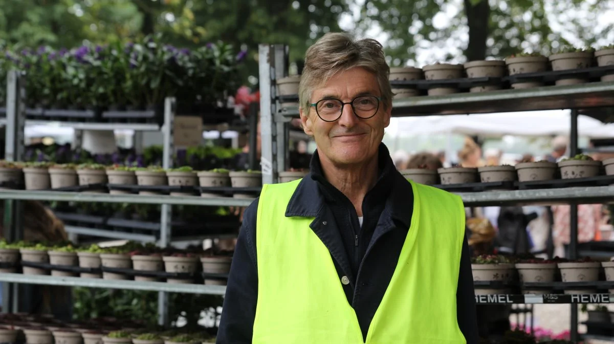 Godsejer Erik Vind i en kort pause for at hilse på LandbrugFyn, inden han igen indtog pladsen som anviser af parkeringspladser.