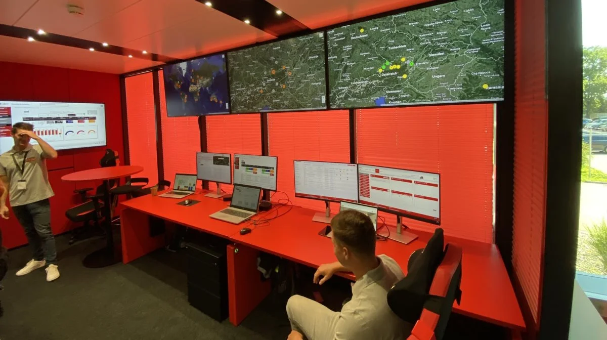 Case IH Connect Room Hub i St Valentin i Østrig (billedet) er datacentrum for alle de oplysninger, som indsamles fra de forbundne Case IH-maskiner og viderebearbejdes til månedlige maskinhistorik-rapporter, som giver kunden indsigt i, hvordan maskinen bruges og dens nuværende tilstand. Foto: Per Jørgensen