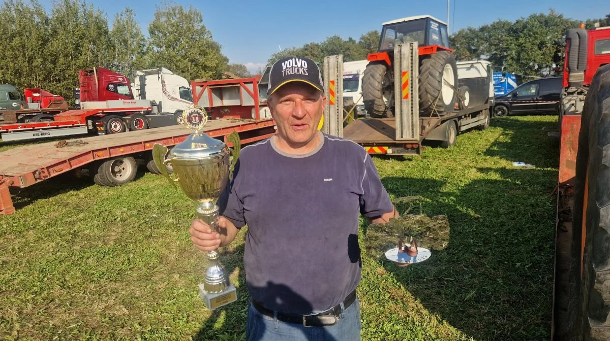 Arne Andersen har dyrket traktortræk i over 35 år. Men han kan stadig være med, hvilket pokalen for andenpladsen i Superstandard 0 Cuppen vidner om. 