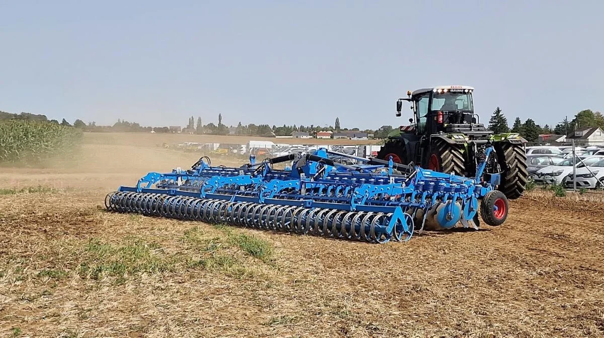 Demo-kørsel med Lemken Rubin 10 på udstillingen i Frankrig.