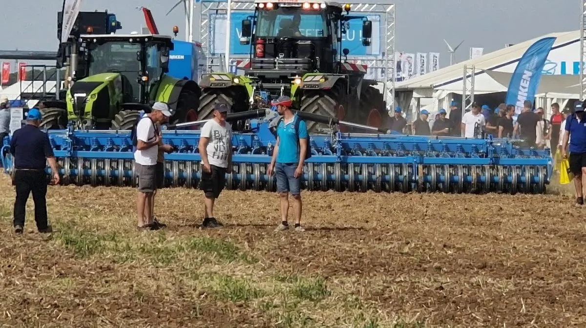 Maskinudstillingen Innov-Agri syd for Paris er Europas største af sin art. Her fra sidste uges demo af Lemkens Rubin 10-tallerkenharve. Foto: Jørgen P. Jensen