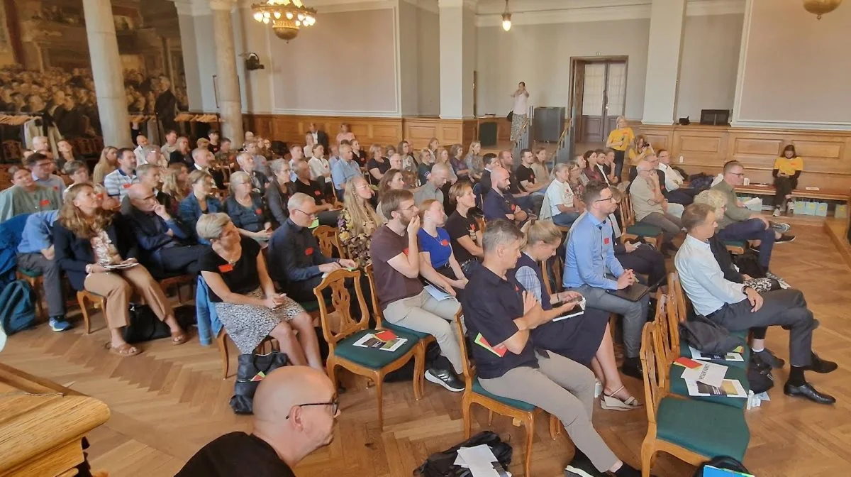 Konferencen i Fællessalen på Christiansborg havde i går samlet omkring et par hundrede fagfolk fra landbrugsbranchen og ikke mindst en hel del journalister, da især mediernes behandling af videnskabeligt stof var til debat. Fotos: Jørgen P. Jensen