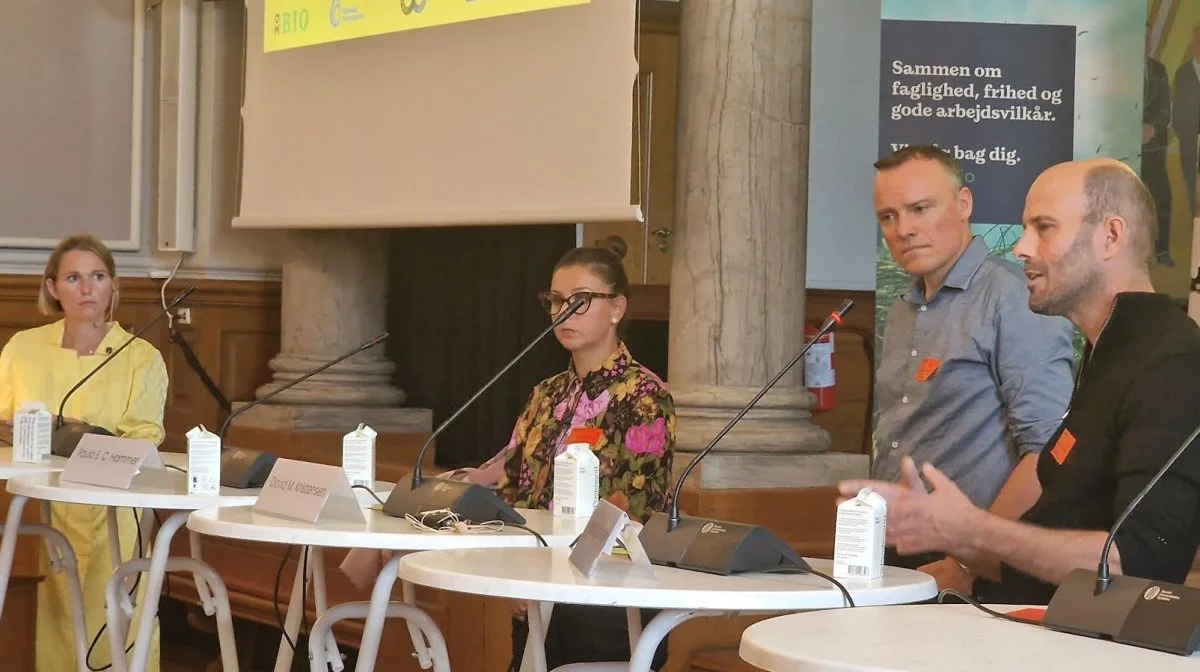 Marie-Louise Boisen Lendal (tv), direktør i Tænketanken Frej, mødeleder og ordstyrer, er her i debat med fra venstre læge Paula Hammer, professor David M. Kristensen og seniorforsker Anders R. Johnsen, GEUS. 