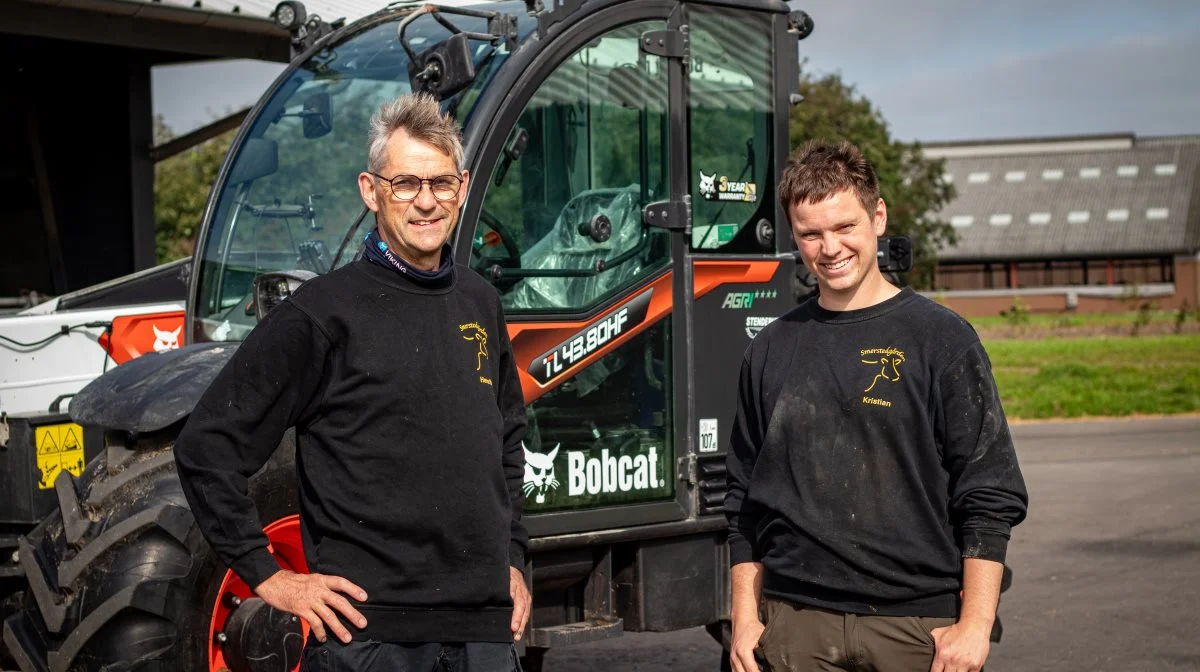 Henrik Larsen og Kristian Balleby er meget begejstrede for deres nye Bobcat, som de købte af Stenderup. 