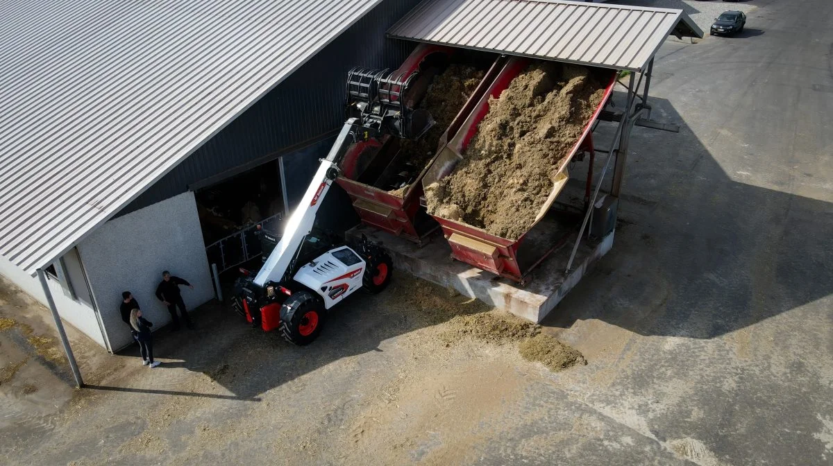 Bobcat’en bliver brugt fra 6 morgen til 14-15-tiden hver dag. Dens primære funktion er at blande foder.