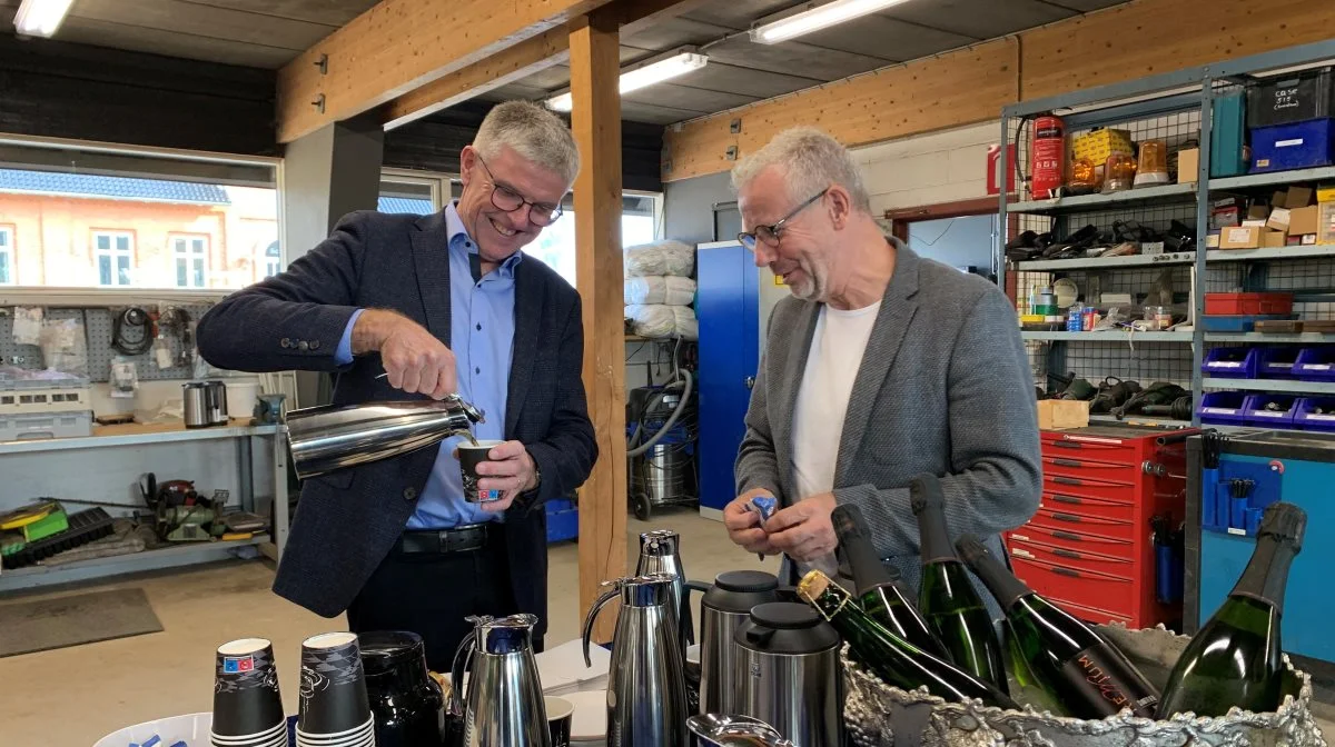 Formanden for Danske Sukkerroedyrkere Troels Frandsen (tv.) og Niels Borre fra frøfirmaet Strube var blandt de mange fremmødte gæster. Foto: Jesper Hallgren   