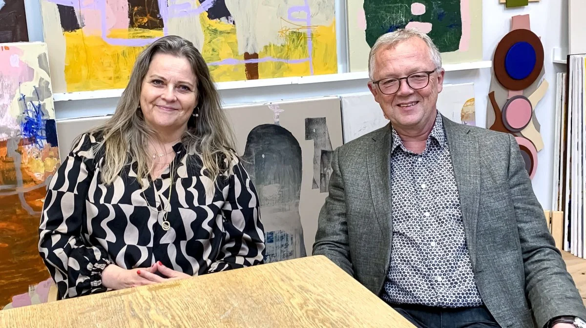 Det var kunstner Vibeke Valter Wulff fra Skaberkraft.dk i Sdr. Bjert, der kom på det vindende navn. Her ses hun sammen med Niels Peter Madsen, der er konstitueret adm. direktør. Pressefoto


