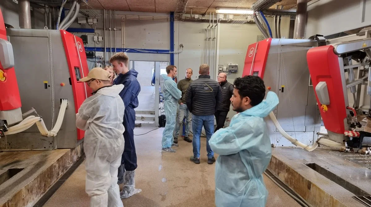 Gæsterne kunne komme helt tæt på malkerobotterne. Mælkeproducent Mogens Toft var vært, og han fortalte med glæde om robotterne, samt hans erfaringer med dem. Foto: Anders Lei