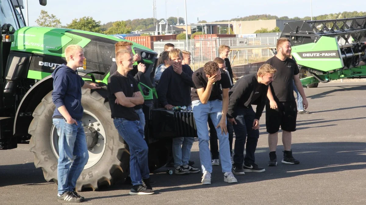 Der blev grinet til den store guldmedalje, da Moni Worldwide i Middelfart i sidste uge holdt deres første - men ikke sidste - Lærlingedag for landbrugsmaskinmekanikere under uddannelse. Fotos: Henriette Lemvig