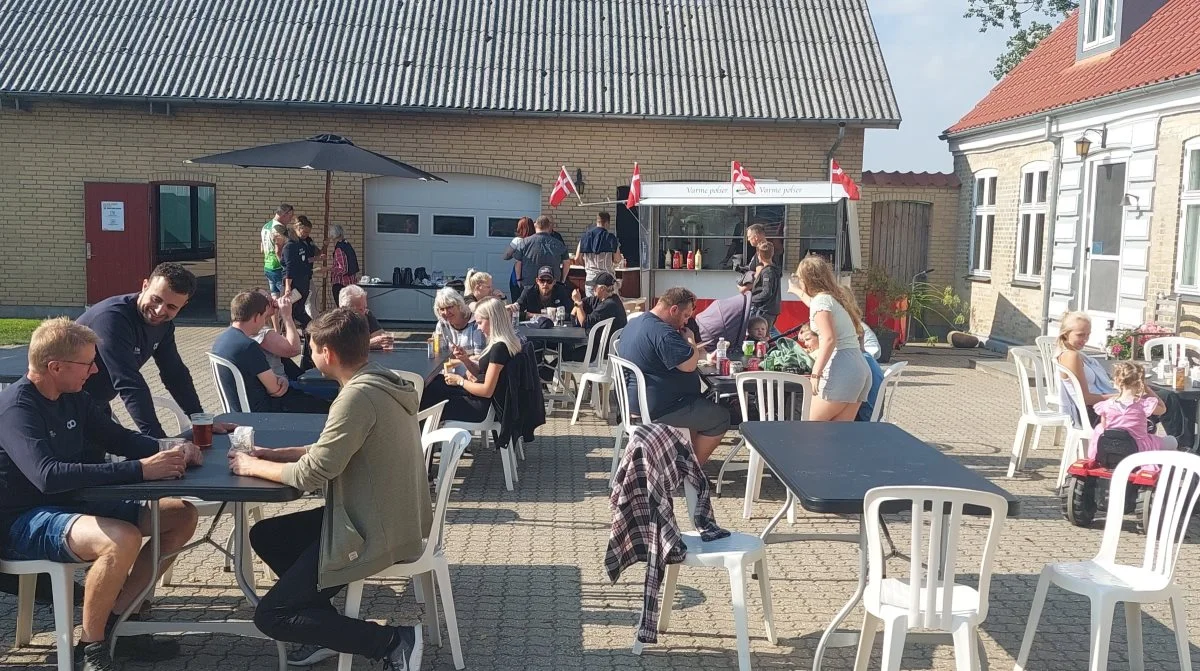 Hygge på gårdspladsen på Mejlhøjgaard ved Abent Landbrug, der bød på fantastisk sensommervejr. Foto: John Ankersen