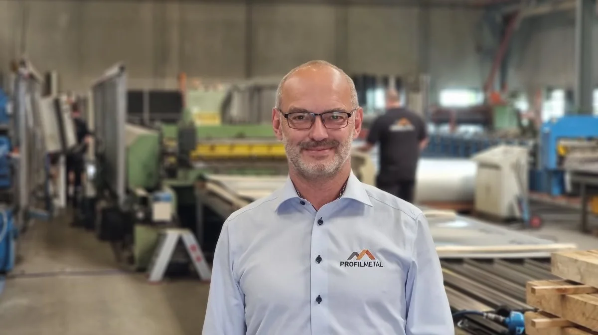 Martin Grønvald, salgschef og afdelingsleder hos Profilmetal i Slagelse, i produktionen, hvor metalpladerne skæres til og profileres.