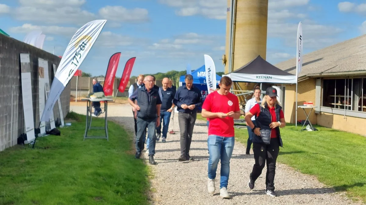 Udenfor var en række landbrugsrelaterede sponsorfirmaer repræsenteret med stande. Foto: John Ankersen