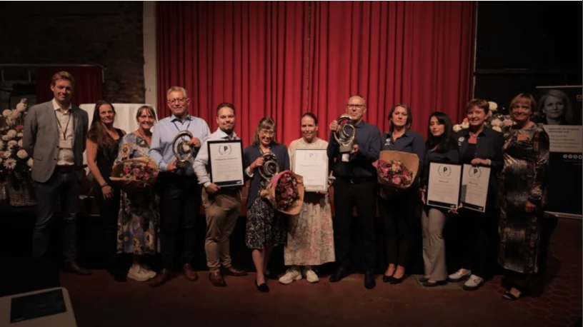 Repræsentanter fra virksomhederne Den Jyske Kontrolcentral, HKScan og Anlægsgartner Gottlieb sammen med arrangøren Cabis direktør Mette Rønnau efter uddelingen af CSR People Prize 2023. Foto: Cabi