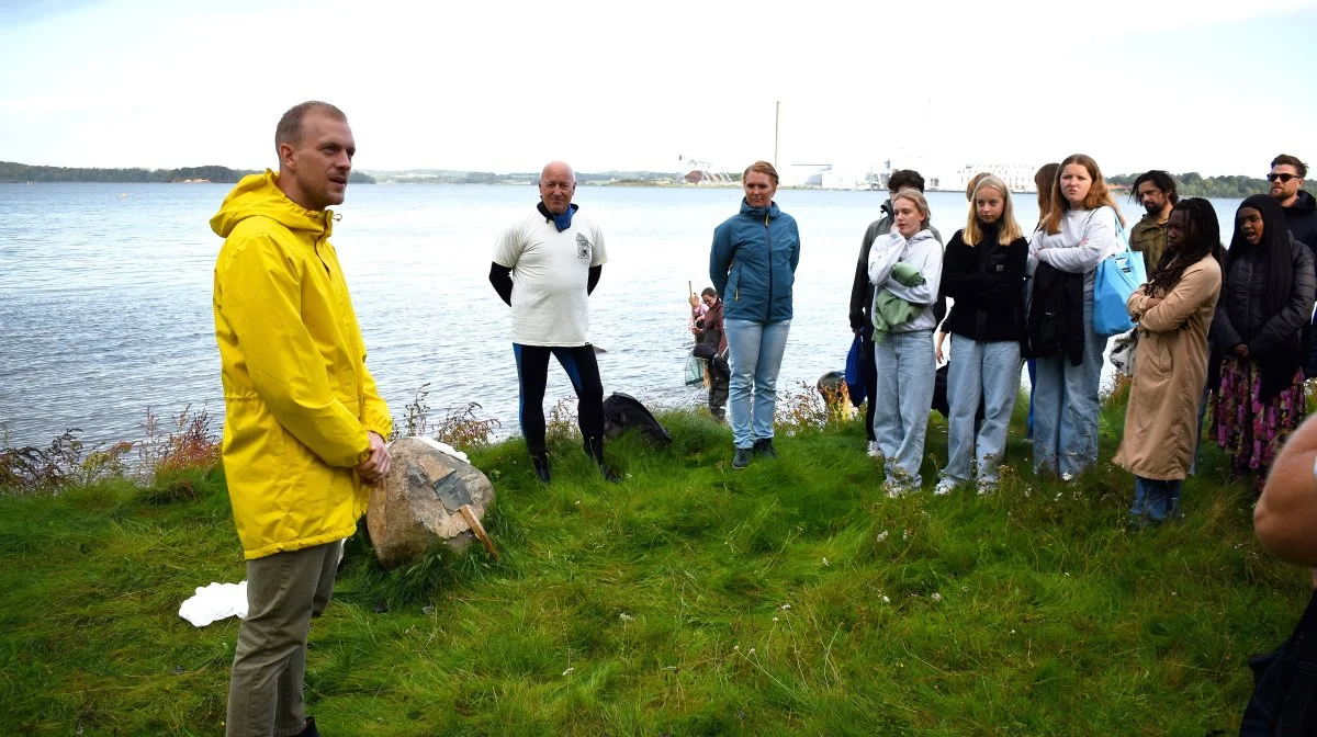Mathias Milling, sekretariatsleder og politisk konsulent i Spiras, fik ved indvielsen understreget, at landmændene er klar med flere sten til stenrev, der er med til at forbedre biodiversiteten og vandkvaliteten i fjordene. Bag ved ses formanden for Plan- og Miljøudvalget i Kolding Kommune, Jørn Chemnitz.