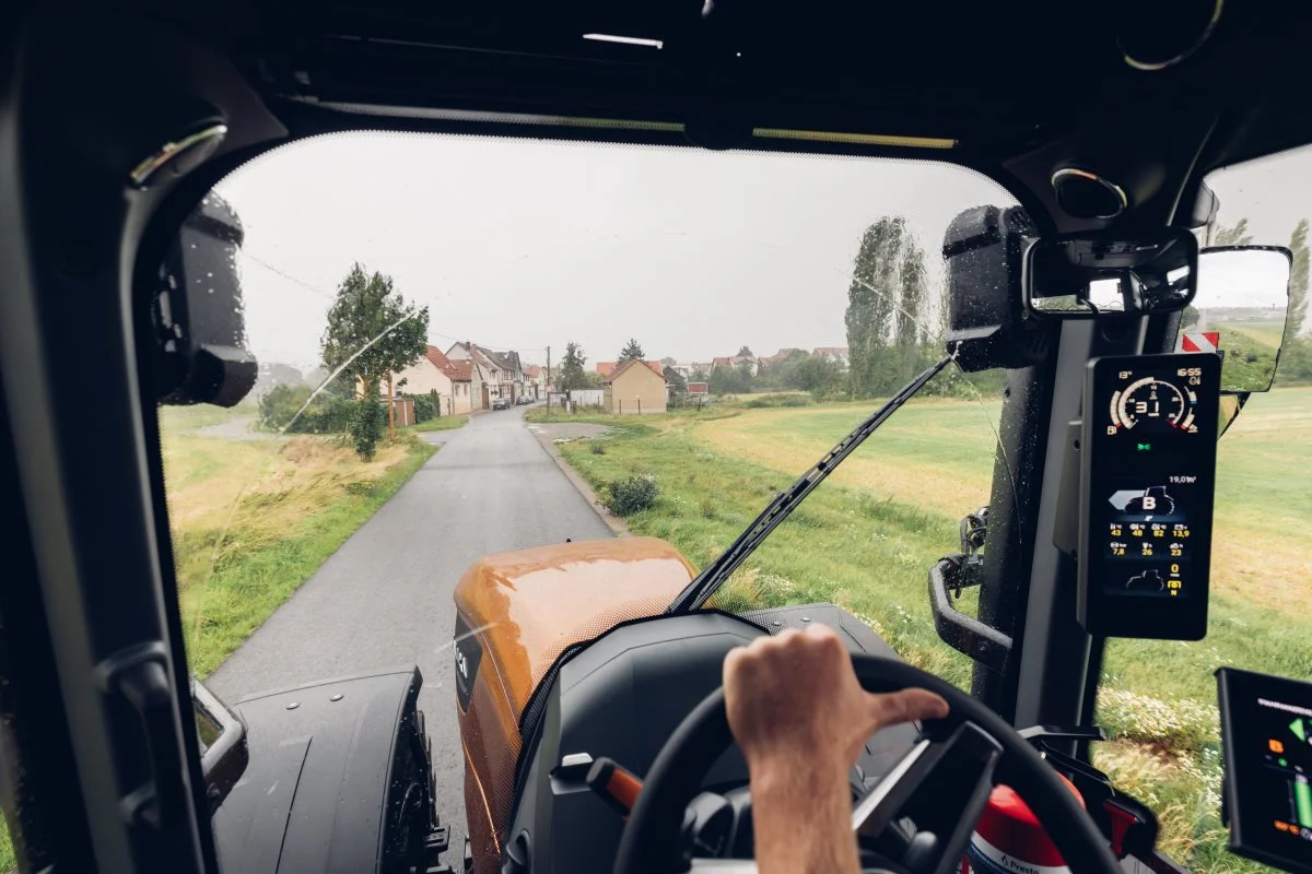 Den kraftigt skrånende motorhjelm forøger udsynet, og traktoren har en smal talje til fordel for blandt andet venderadius. Pressefoto