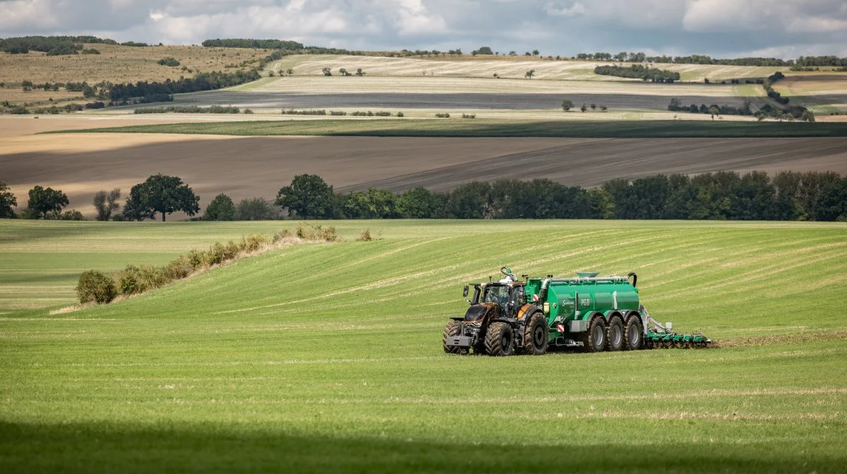 Med den nye S-serie er Valtra klar med en ny topmodel til de største landbrug og maskinstationer, der har brug for en traktor mellem 280 og 420 hestekræfter til eksempelvis gyllekørsel og tunge jordbearbejdningsopgaver. Pressefoto