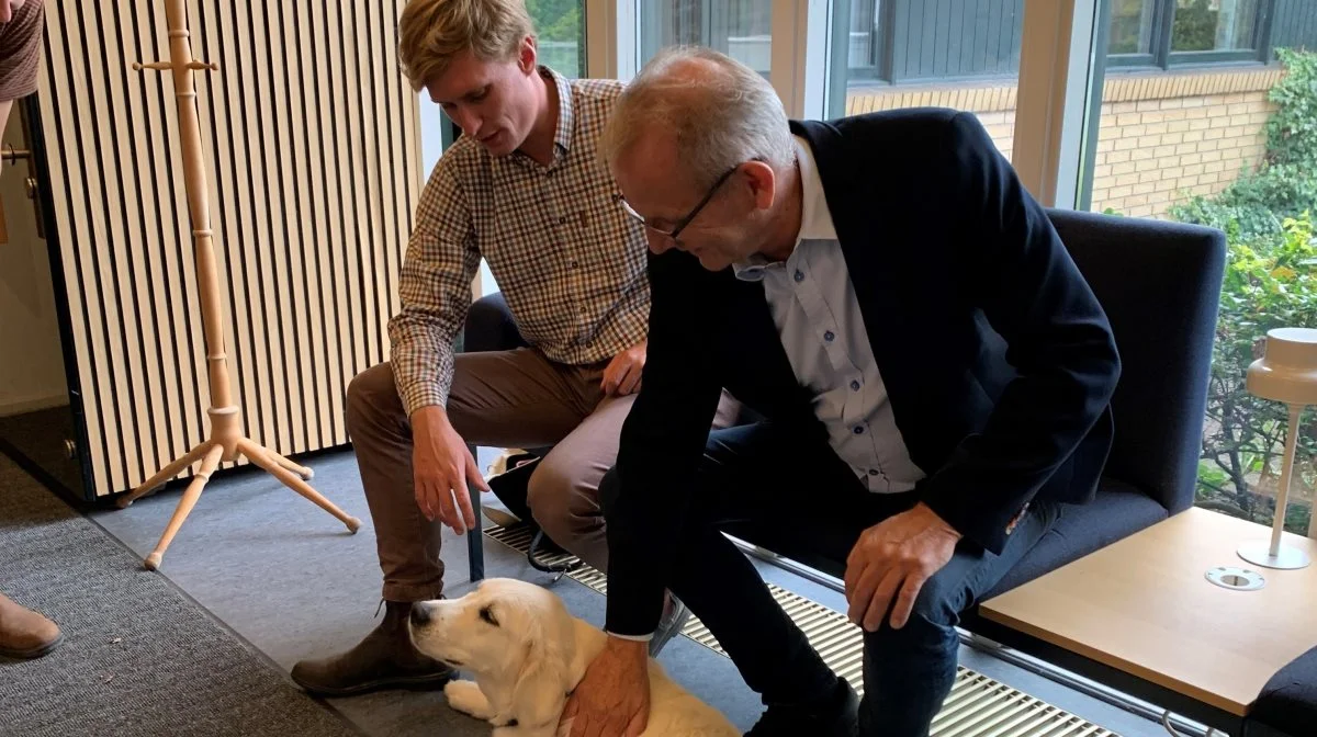 Niels Peter Ravnsborg (til højre) sætter pris på samværet med kollegaerne. Her ses han med planteavlskonsulent Frederik V. Larsen og en særlig gæst, der får ekstra opmærksomhed. Foto: Jesper Hallgren
