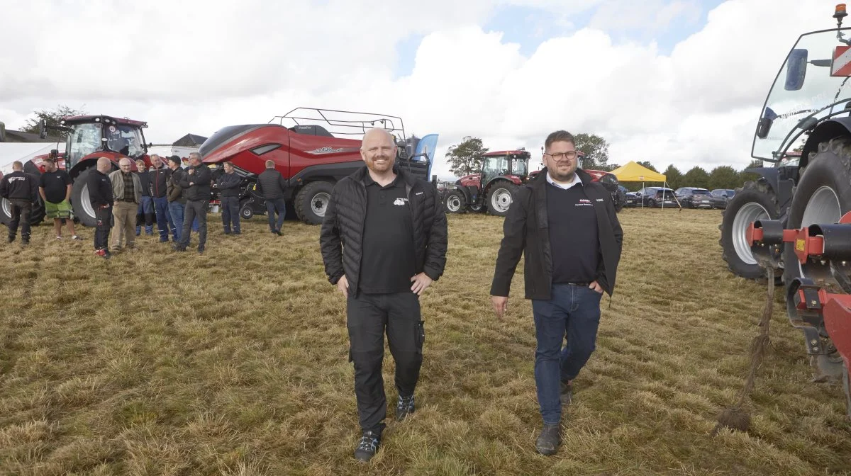 - Der er virkelig stor interesse for vores produkter, lød det fra salgskonsulent Roberth Krogaard, Flemløse Maskinforretning, her sammen med Rasmus Buhl (tv), der er salgsansvarlig for Case IH i Danmark.