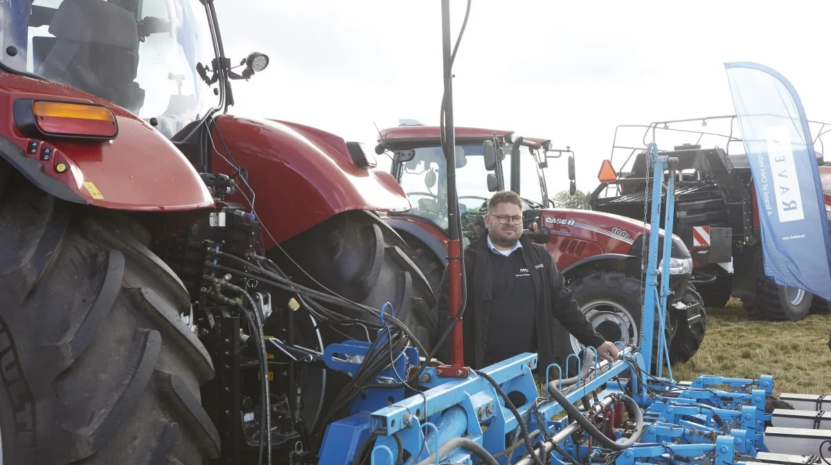 Salgskonsulent Roberth Krogaard viser her Raven-systemet med Case IH sideskifterammen, der tvangsstyrer redskab og traktor via præcise signaler fra en GPS-antenne.