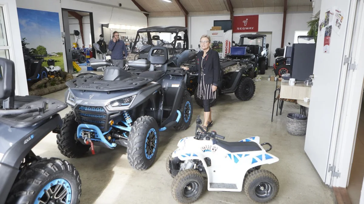 - Vi gør alt for, at man altid får en god oplevelse hos os, forsikrer ægteparret Susanne og Ole Eberhard, her blandt ATV og UTV’erne fra Segway, som er blandt forhandlingerne hos Hadsten Maskiner. Fotos: Erik Hansen