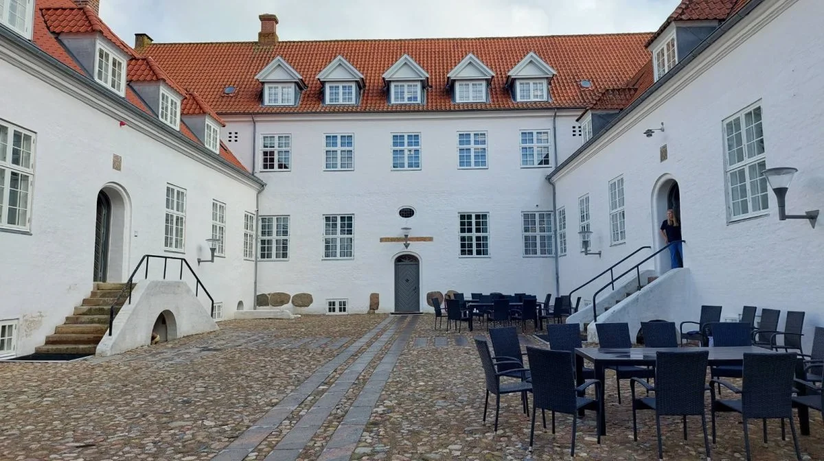 Kjærgård Landbrugsskole er i sig selv en smuk bygning. Nu er den efter en brand blevet gennem renoveret og moderniseret i den oprindelige stil. Fotos: Betina D. Jørgensen