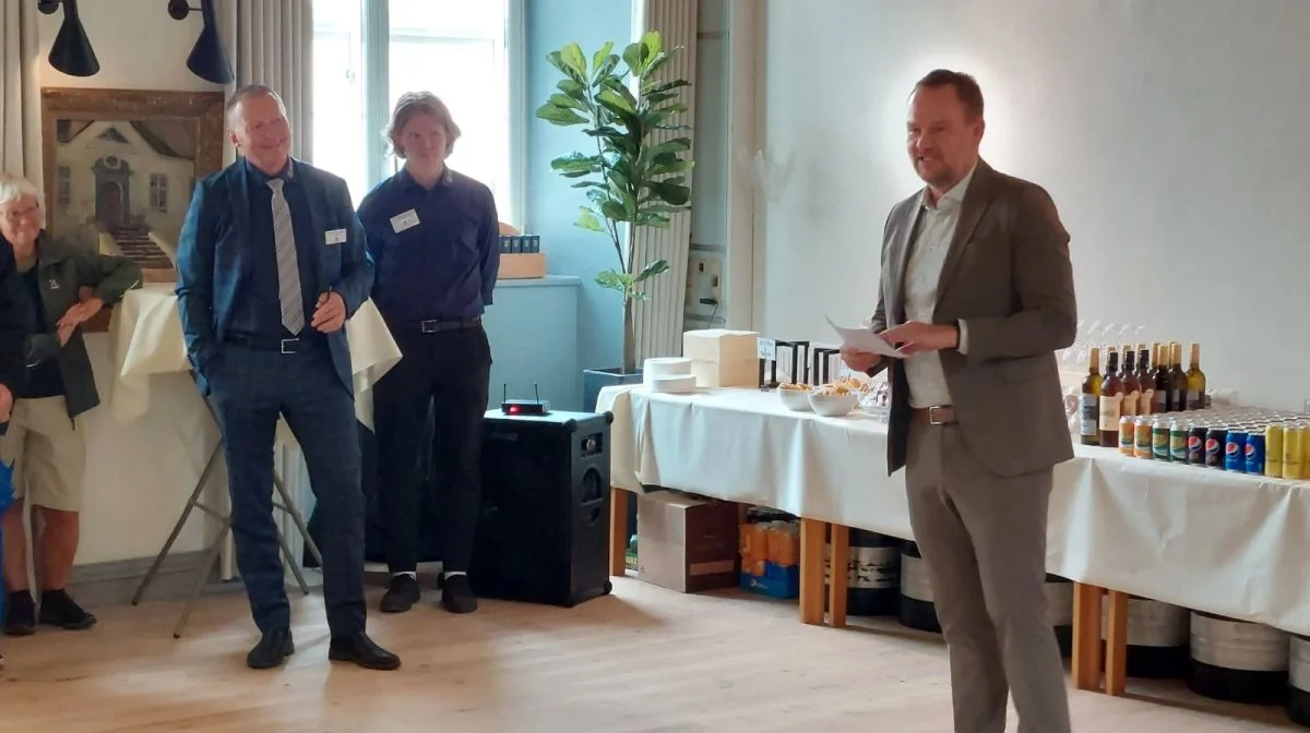 Blandt talerne ved den åbent hus og officielle indvielse af den renoverede hovedbygning på Kjærgård Landbrugsskole var Esbjergs borgmester Jesper Frost Rasmussen, (th). Til venstre skolens forstander Lasse Iversen Hansen.