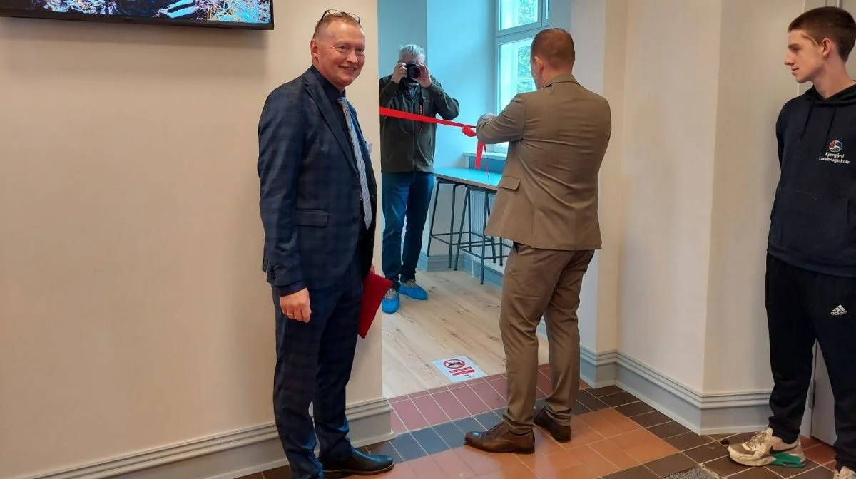 Esbjergs borgmester Jesper Frost Rasmussen stod for at klippe det røde bånd. Til venstre skolens forstander Lasse Iversen Hansen.