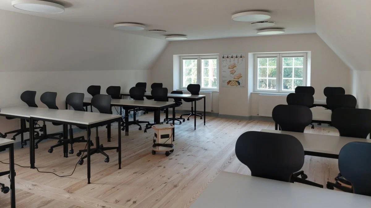 Flotte nye rammer i hovedbygningen på Kjærgård Landbrugsskole, hvor blandt andet klasselokalerne er er blevet renoveret og moderniseret i oprindelig stil.