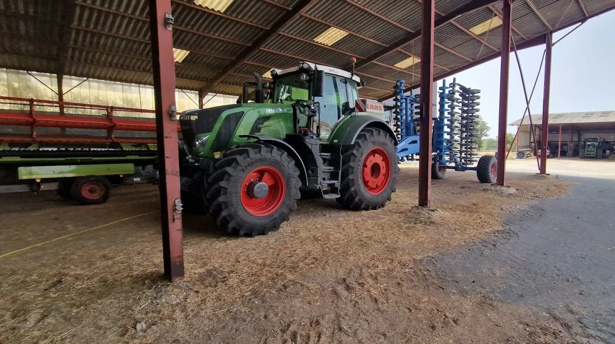 På gården er der denne Fendt traktor plus yderligere en Fendt 700.