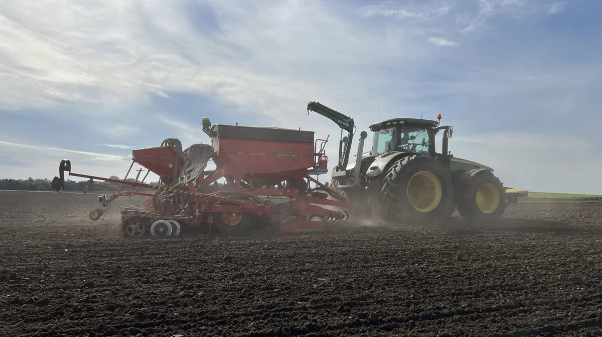 Frands Pedersen er kaptajn på så-ekvipagen fra Vindbylund, der består af John Deere 8345R og Väderstad Spirit 800. Fotos: Kasper Stougård 