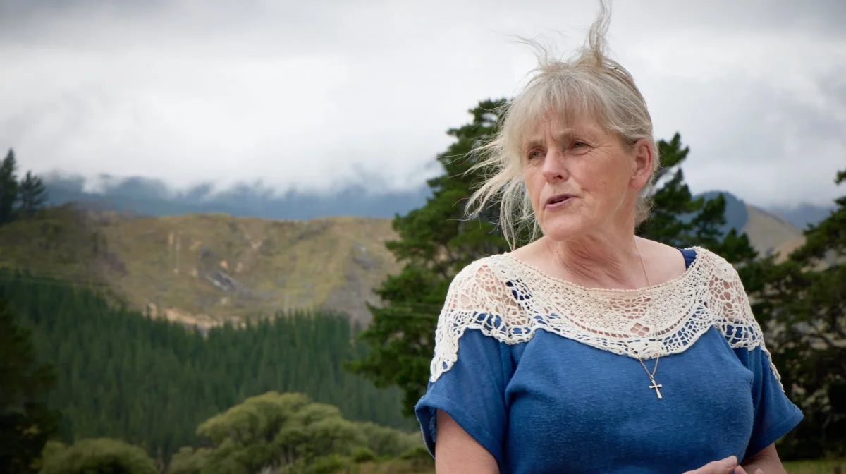Lone Mellon Sørensen har boet i New Zealand næsten 30 år. Et besøg hos hende og hendes søn er meget spændende, med en stor jerseybesætning, afgrøder og mulighed for at få en god snak om landbrug hos dem og herhjemme.