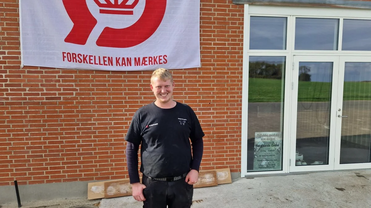 Tobias Christensen har god grund til at smile. Han har fået fremtiden på plads i form af kød af et mejeri, hvor han nu skal producere masser af gedeost hver uge. Foto: Henning K. Andersen