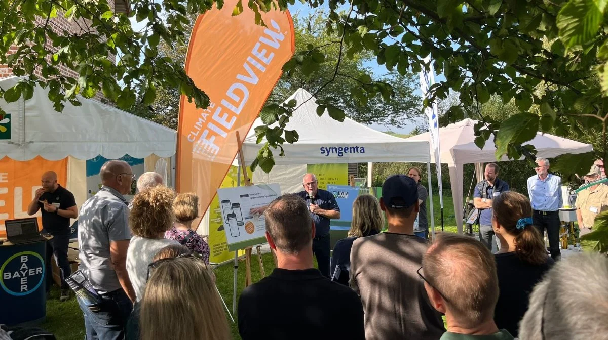 Firmastande på gårdspladsen på Trudsholm Gods under IPM-dagen. Foto: Jørgen P. Jensen