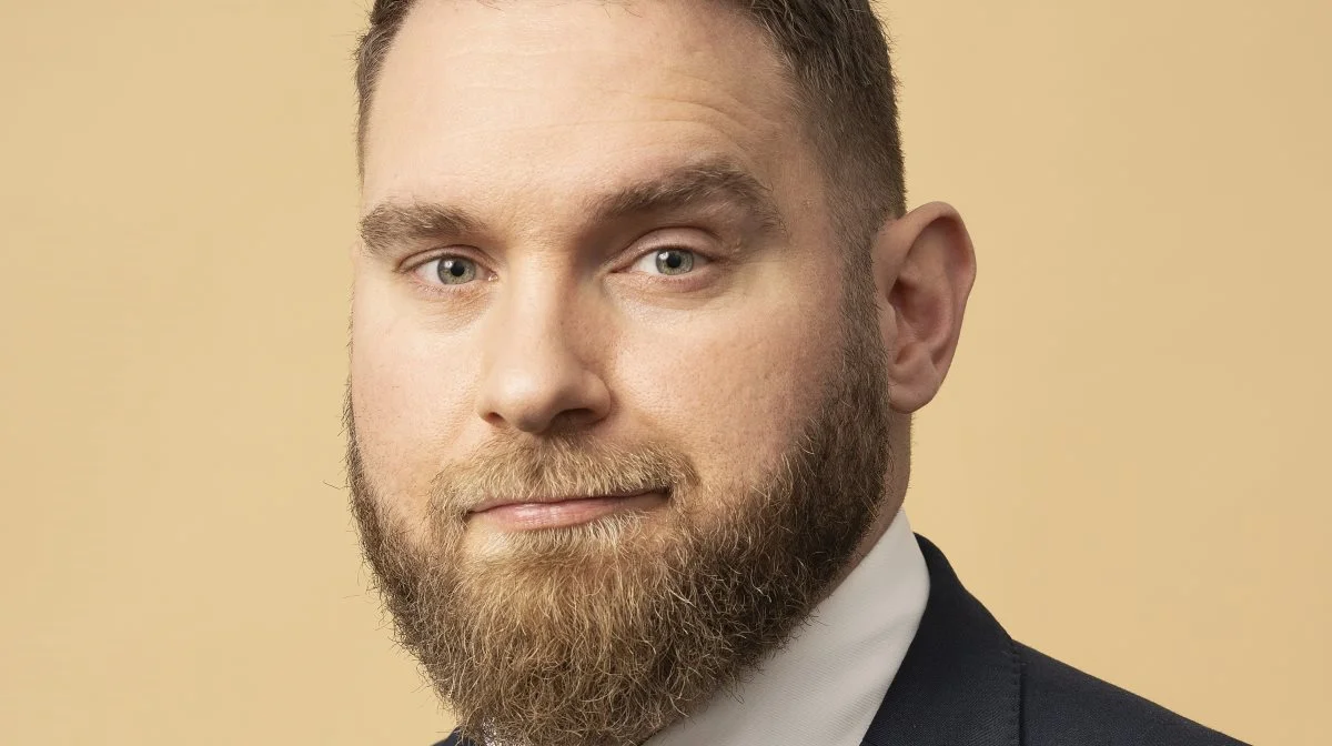 - Selvom regeringen ikke er venligt stemt over for en forvaltningsdomstol, hindrer det jo ikke oppositionen i at kigge mere seriøst på, hvilke områder sådan en domstol skal dække, og hvordan det i givet fald skal gøres, påpeger Steffen Larsen, der er retsordfører for Liberal Alliance og formand for Folketingets retsudvalg. Foto: Marie Hald
