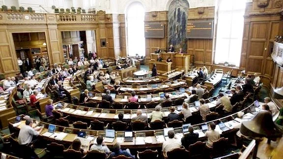 Tidligere på året fremsatte Alternativet et forslag om at nedsætte en arbejdsgruppe, der skulle se på muligheden for en dansk model for en forvaltningsdomstol. Trods overvejende tilslutning i oppositionen faldt forslaget med stemmerne 65-45, idet regeringspartierne og konservative stemte imod forslaget. Arkivfoto