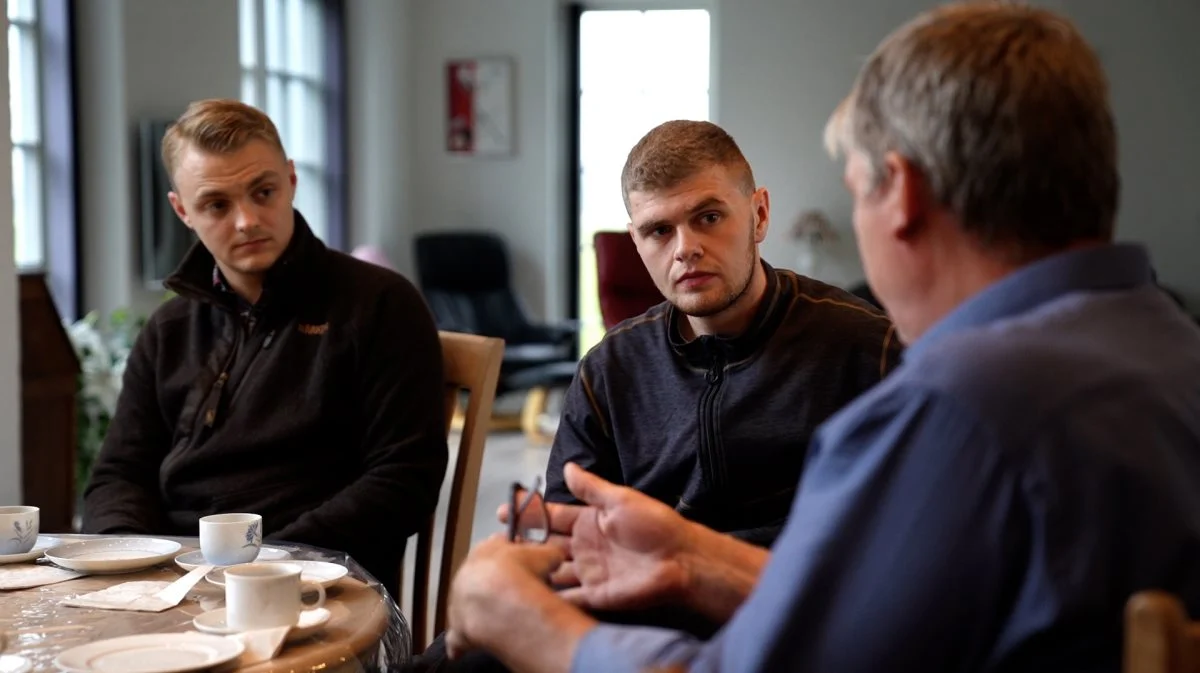 Elever fra Dalum Landbrugsskole har været på besøg hos erfarne landmænd som led i undervisningen i strategi. På billedet ses Morten Suhr Pilemand Hansen, der er agrarøkonomstuderende i samtale med landmand Henrik Hansen. Foto: Dalum Landbrugsskole