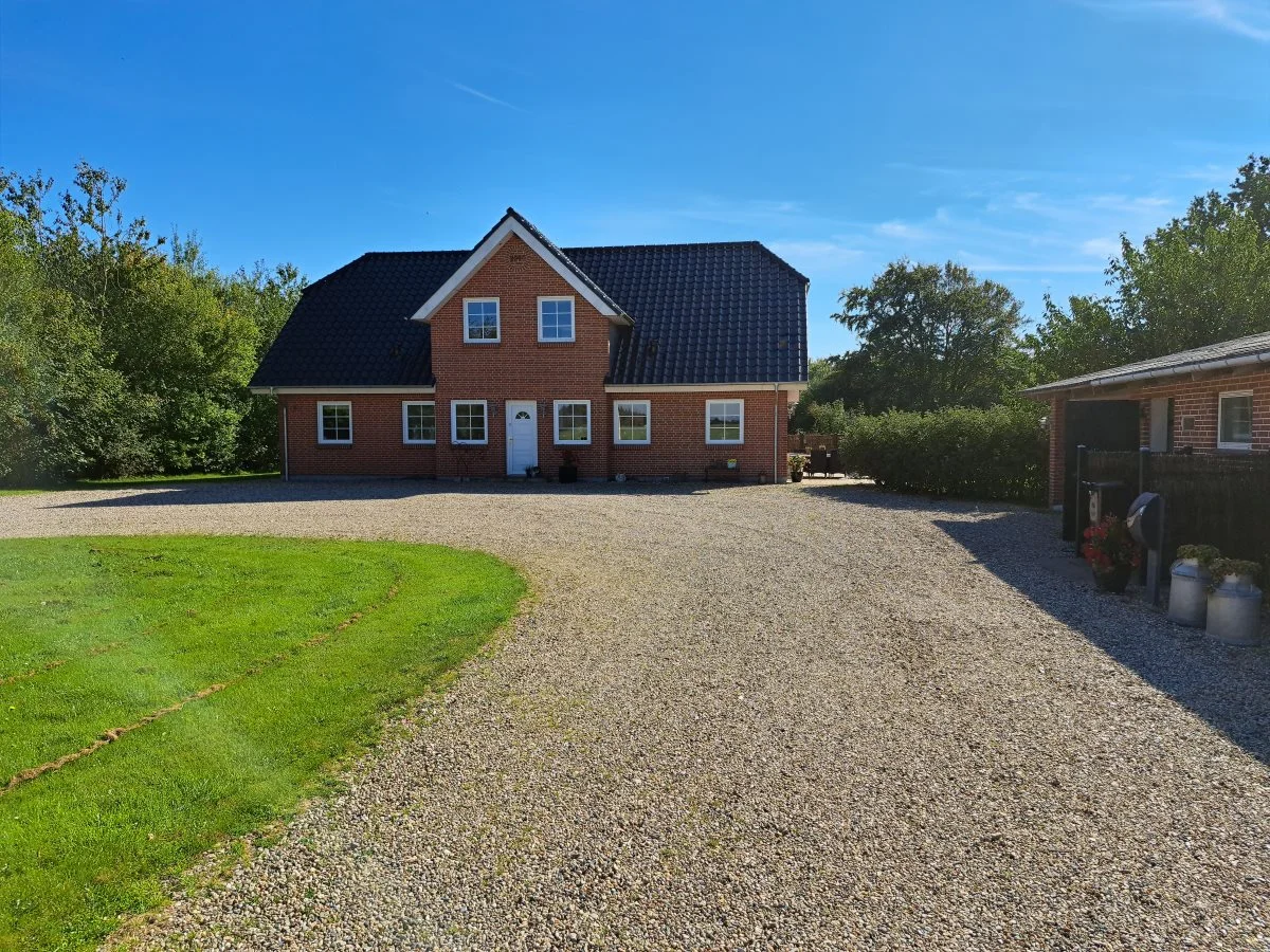 Ny Vestergård øst for Esbjerg ligger smukt og velplejet i landskabet. Foto: Louis Andreas Michaelsen.